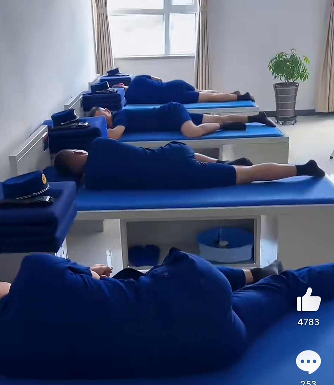 乌鲁木齐消防队发了个消防员睡觉的视频,一开始消防员们都在笔挺地躺