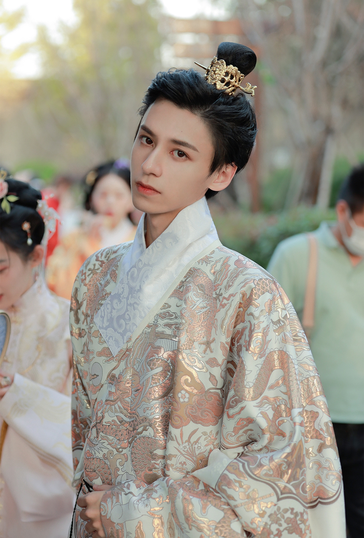 穿汉服的男生到底有多帅气?网友:我的眼泪从嘴里流了出来