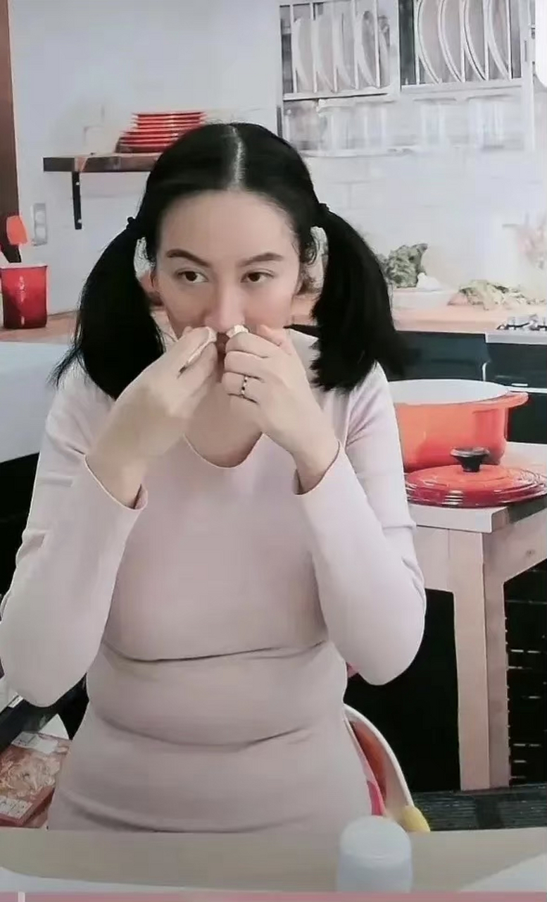 43岁叶璇带货已毫无底线,装疯卖傻,直播怒助理并嘲笑粉丝太蠢