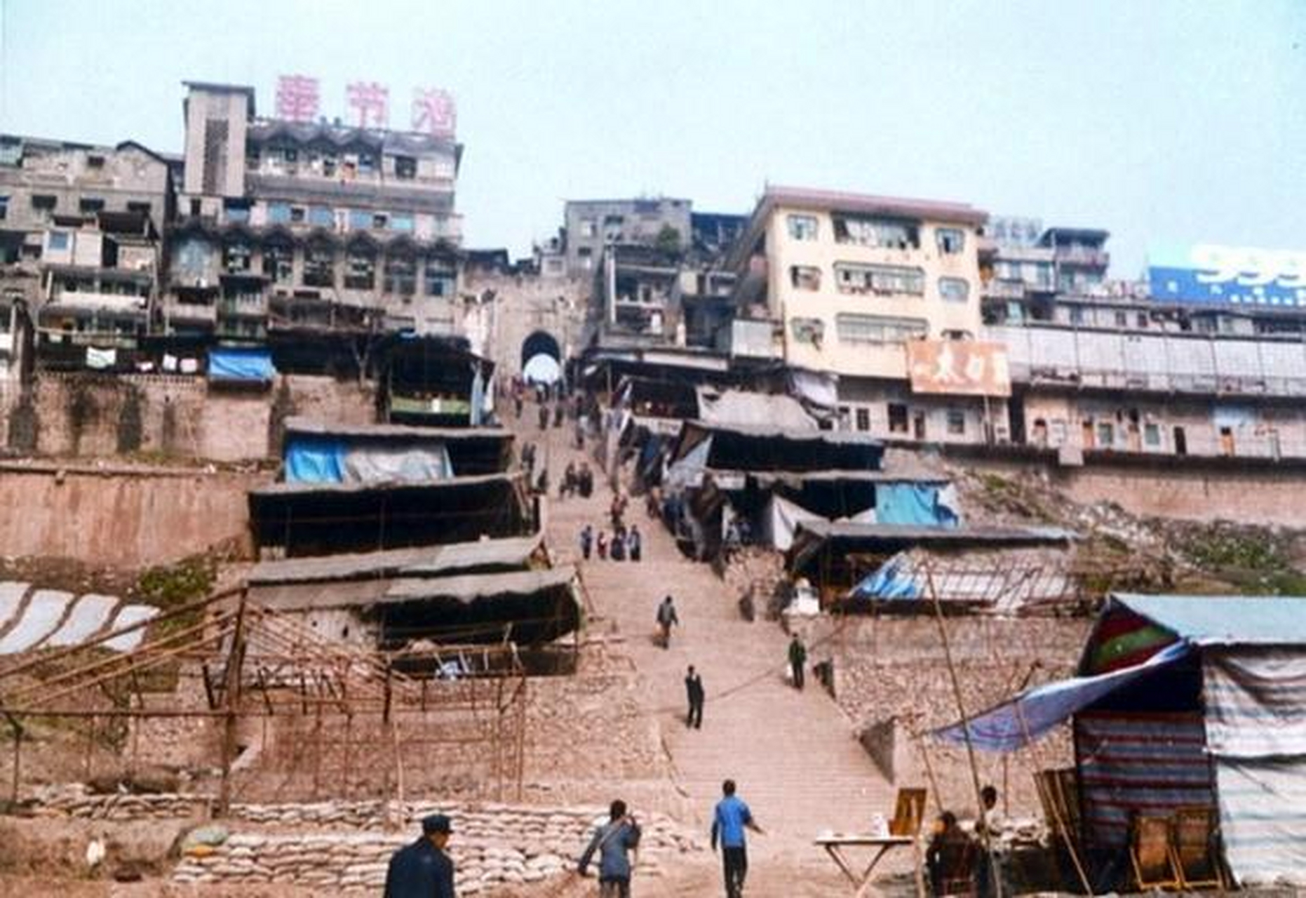 盛夏七月请你发文# 【典藏 | 奉节老县城】  城门拱依斗  坡岸耸映铑