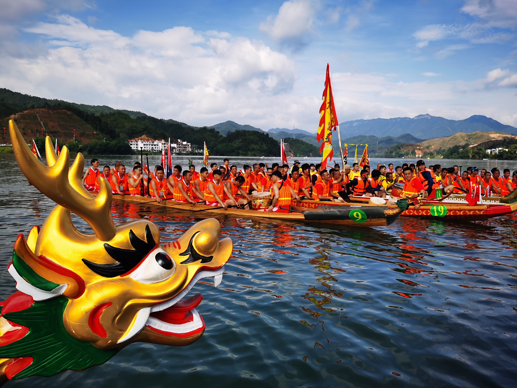赣州市龙舟邀请赛暨上犹县第二十三届龙舟赛在上犹县南湖开幕,来自省