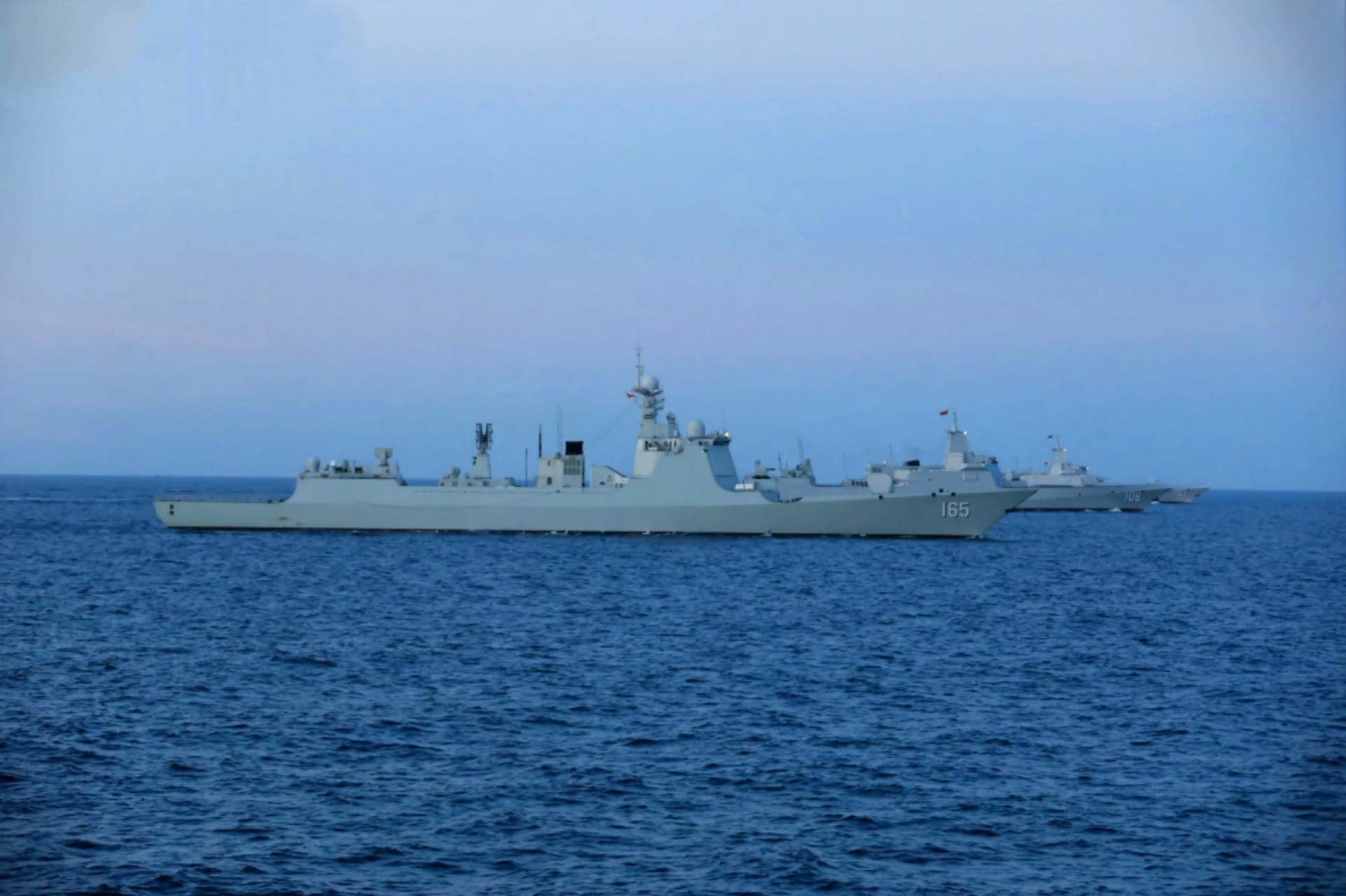 1艘052dl型驱逐舰与两艘055型大驱在南海同框,分别是165湛江舰,107