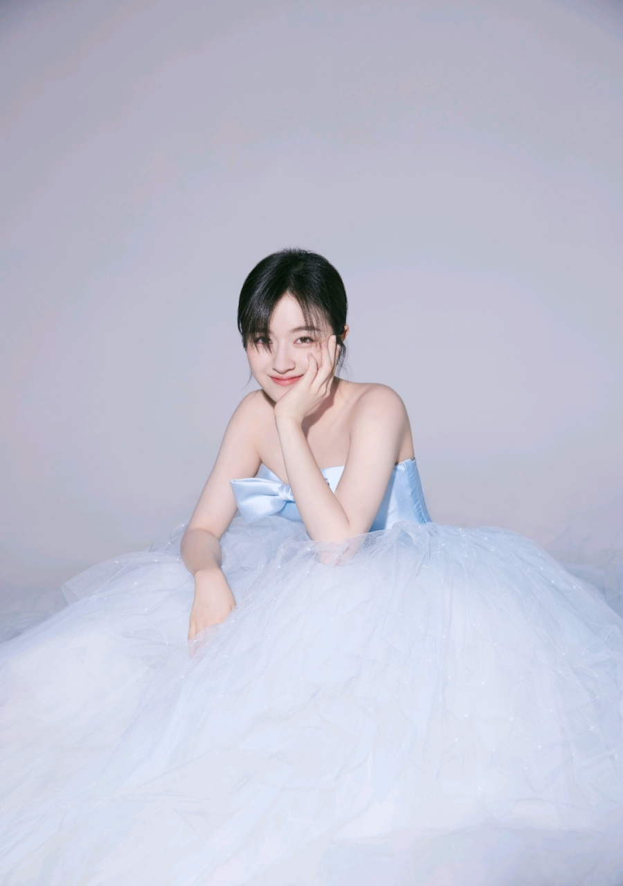 李兰迪一袭浅蓝色抹胸纱裙,清爽甜美,温柔俏丽,满满的夏日气息!