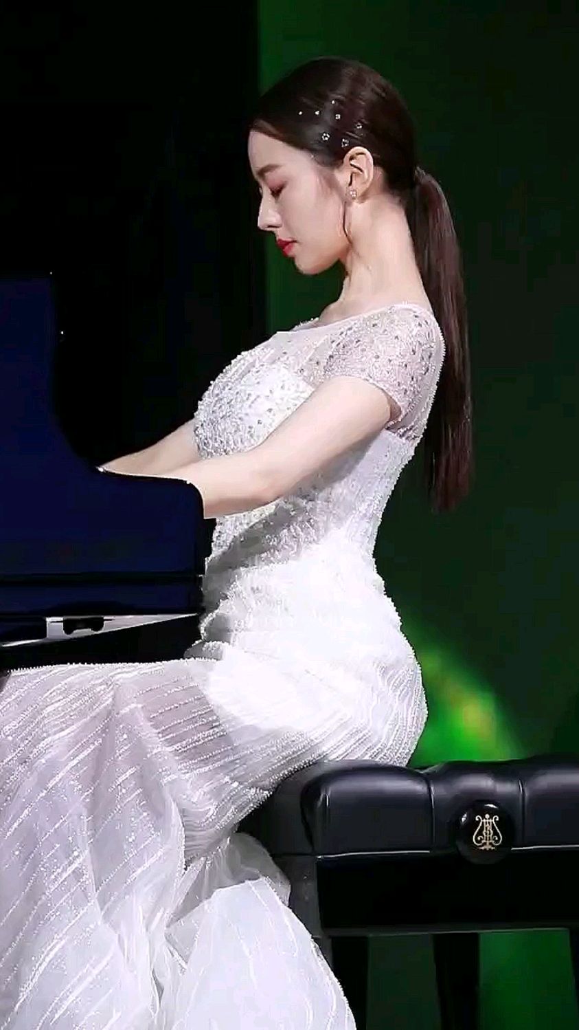 郎朗媳妇吉娜爱丽丝也会弹钢琴啊