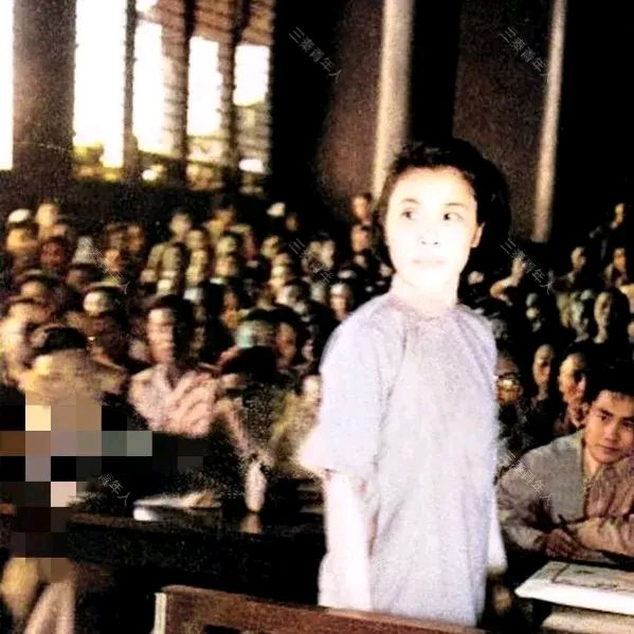 1946年,审判"女汉奸"莫国康的现场,镜头中的莫国康虽然不是那种美如