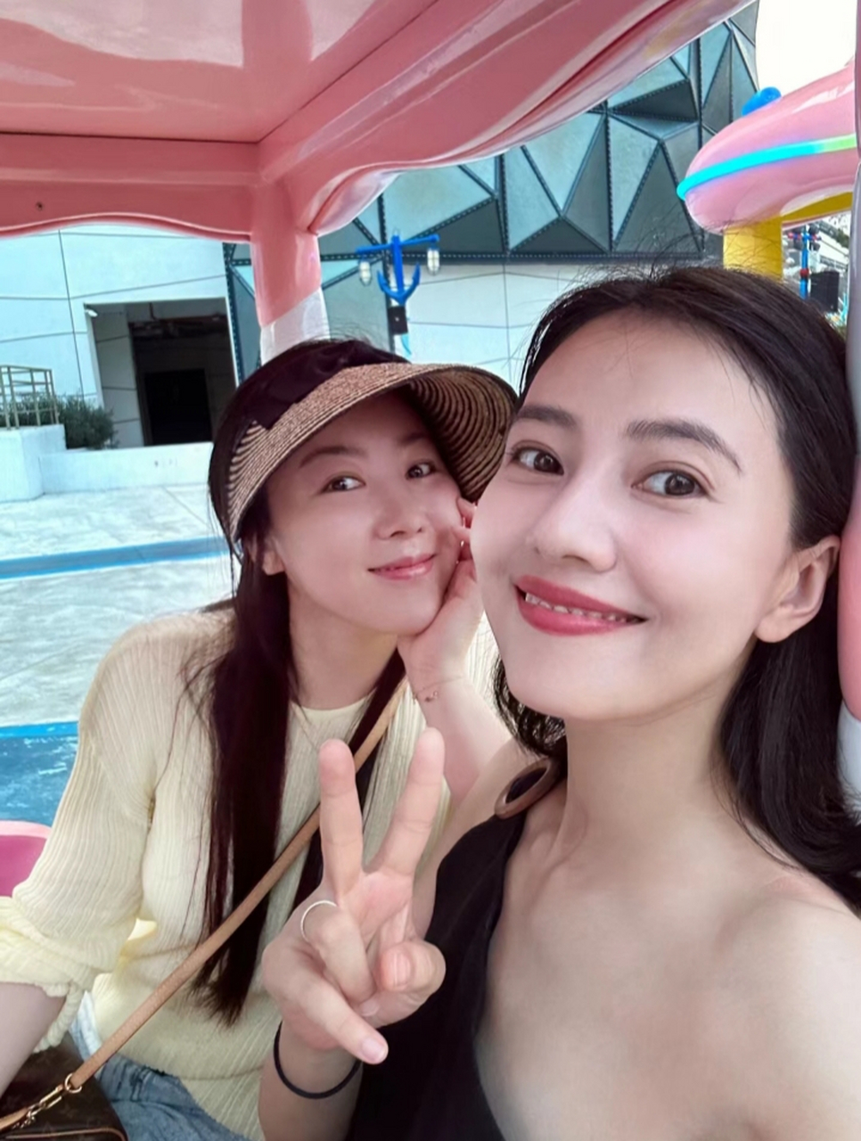 高圆圆晒三亚旅游照