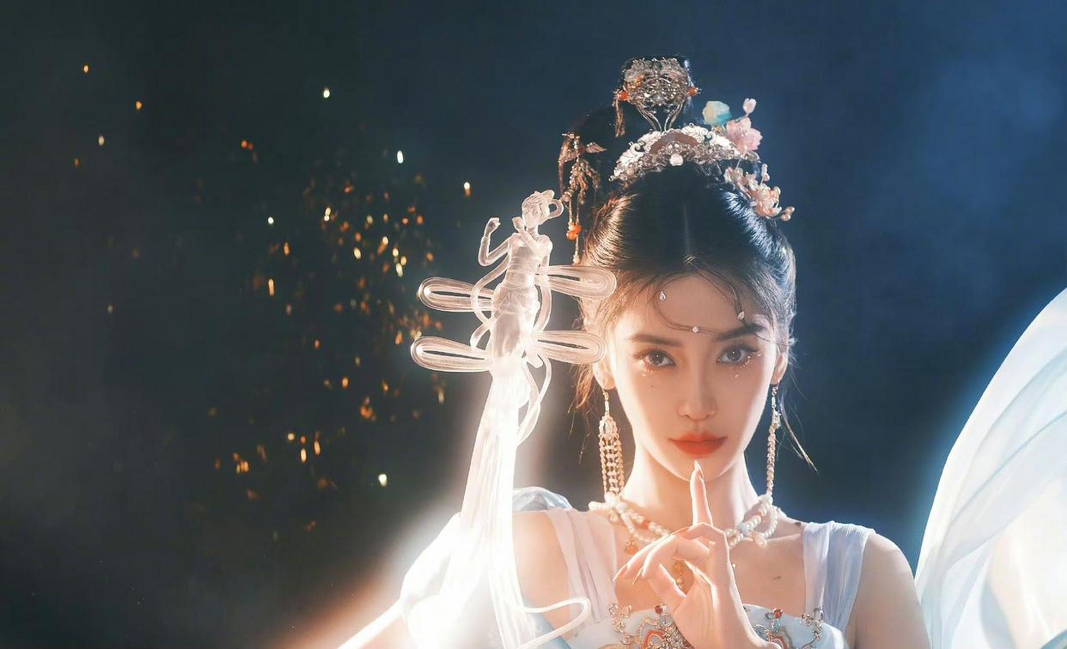 杨颖(angelababy)以敦煌飞天造型拍摄了一组唯美的写真,宛如仙女飞天