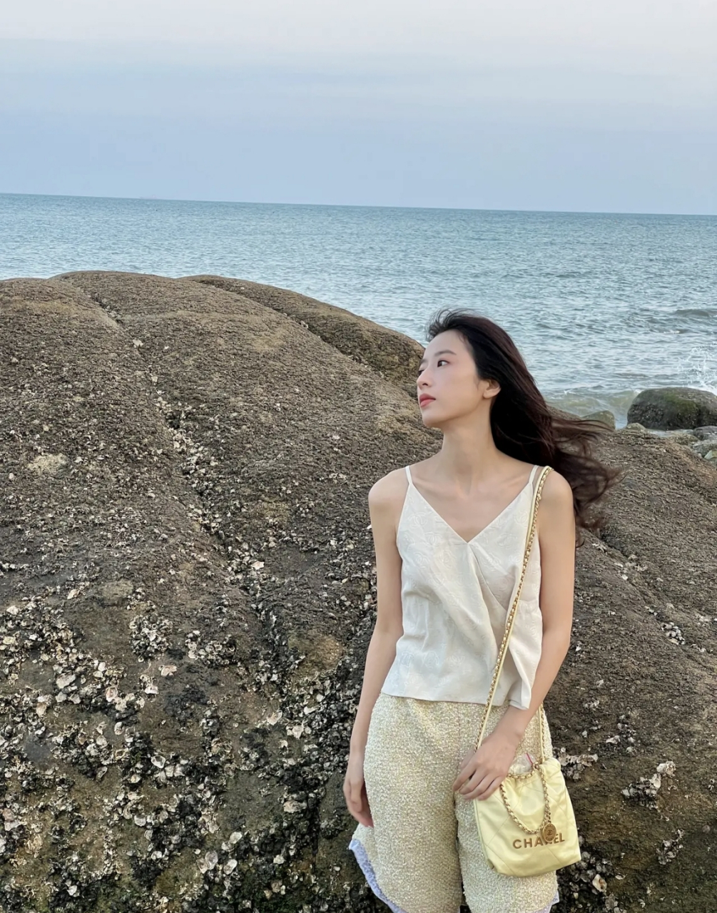 周雨彤:海边和海风与晚霞打了个招呼,心都想飞去远方度假啦