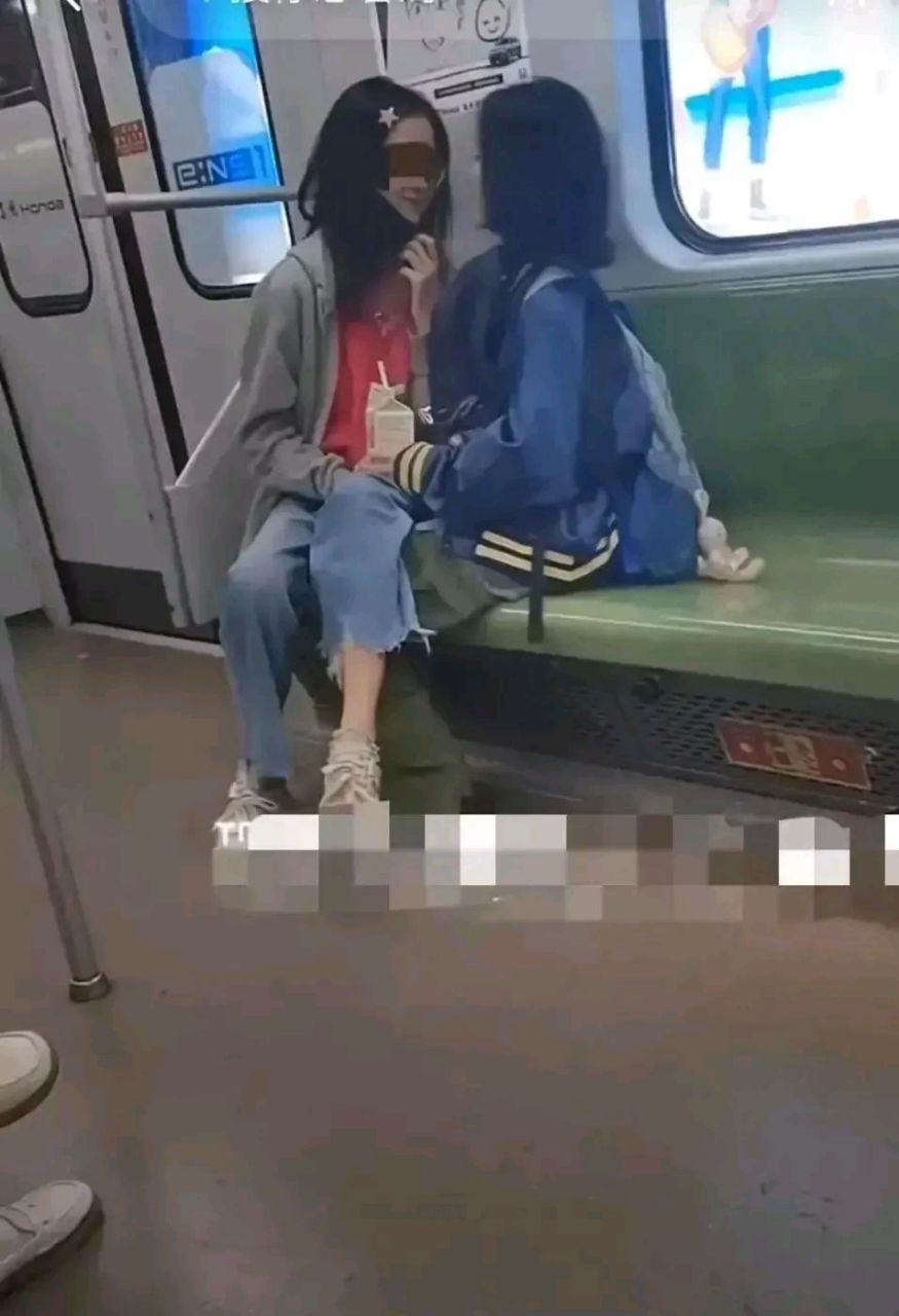 两个女孩  地铁上亲吻引发关注 近日,一段在地铁