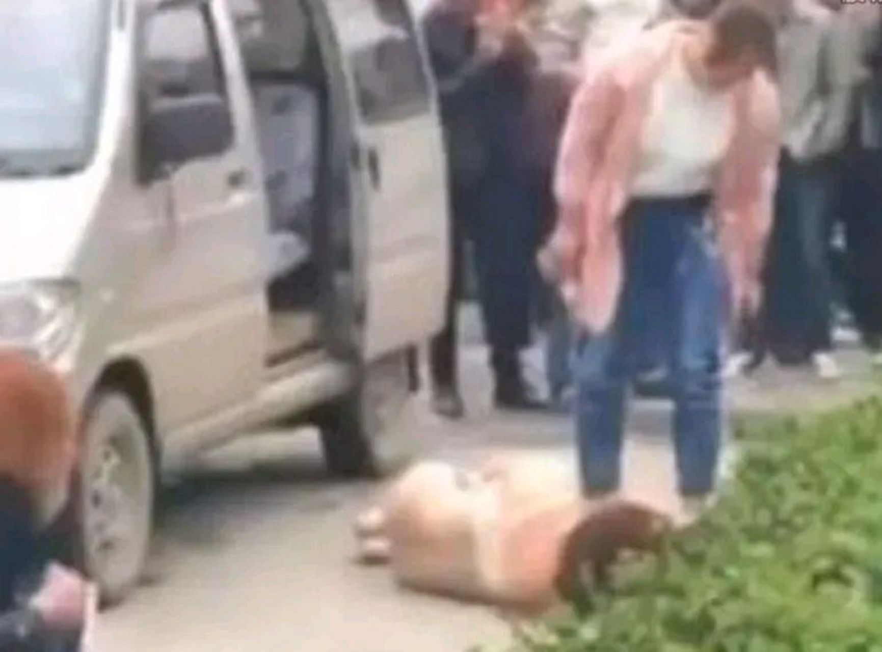 刚刷到一视频,一小三出门被原配带人堵住,当场把小三的衣服扒光,视频