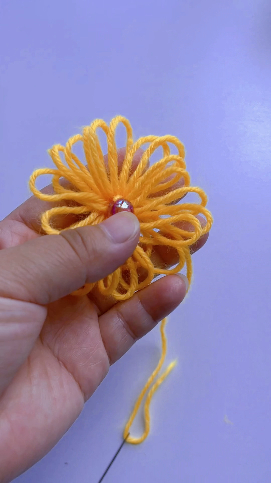 用毛线和吸管做的创意手工,秋天毛线菊花朵不用愁啦-度小视