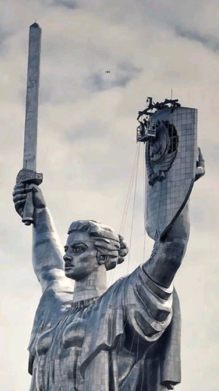 乌克兰更改基辅的"祖国母亲"像, 祖国母亲像左手的苏联国徽正在改成