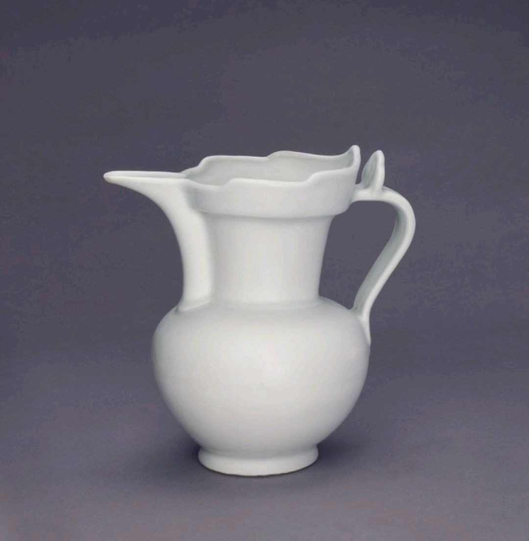 明宣德甜白釉兽首三足爵杯