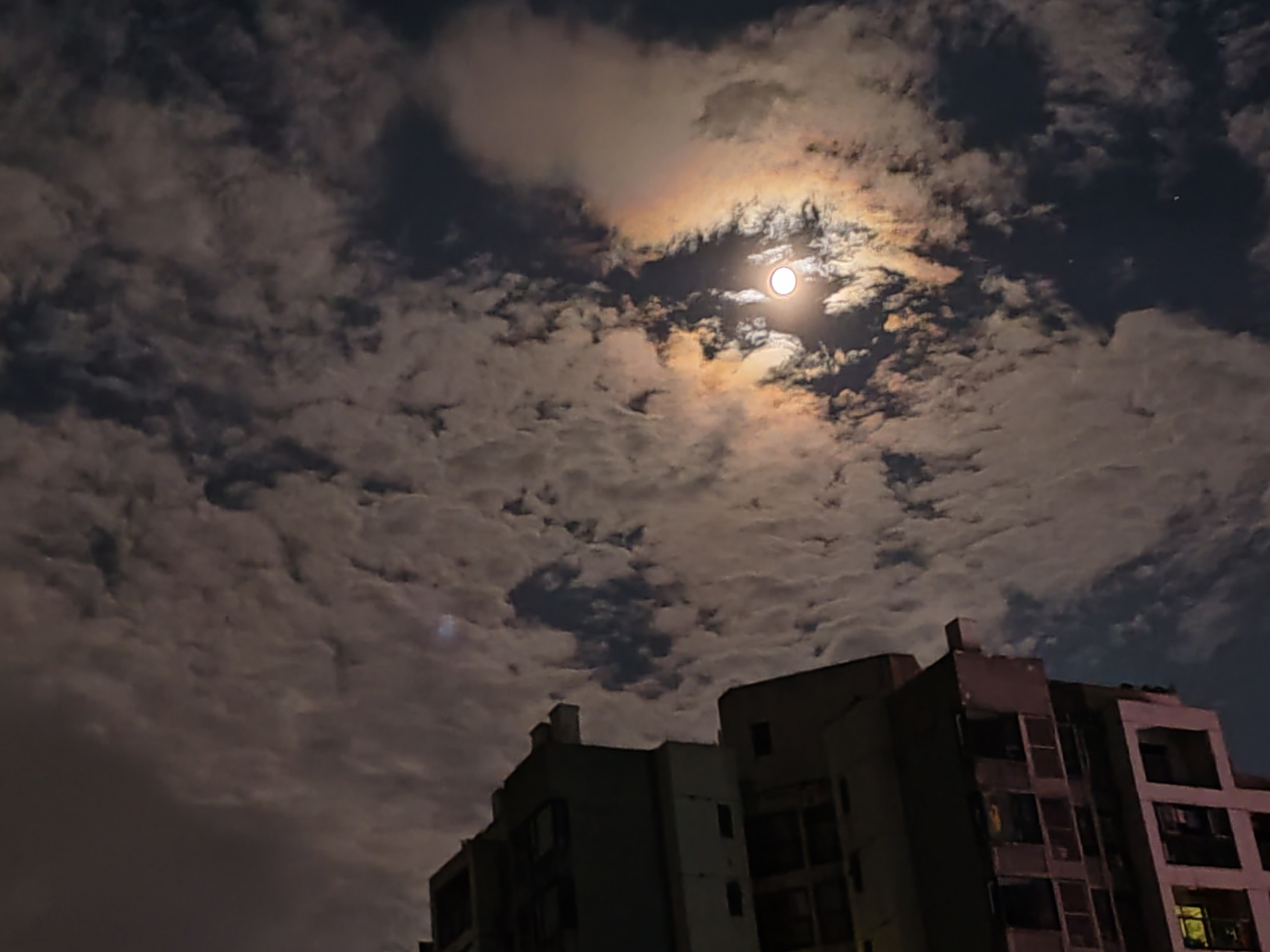 还是彩虹环月?美