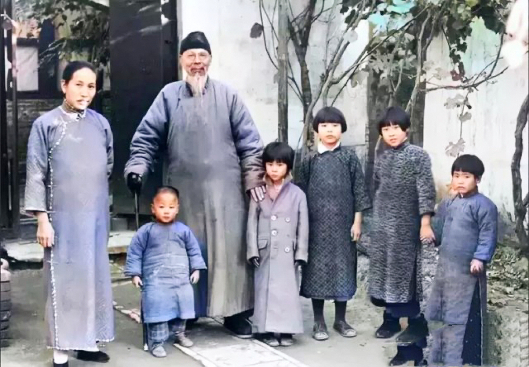 1938年,齐白石和妻子儿女在北京的合影,左侧妻子胡宝珠当时37岁