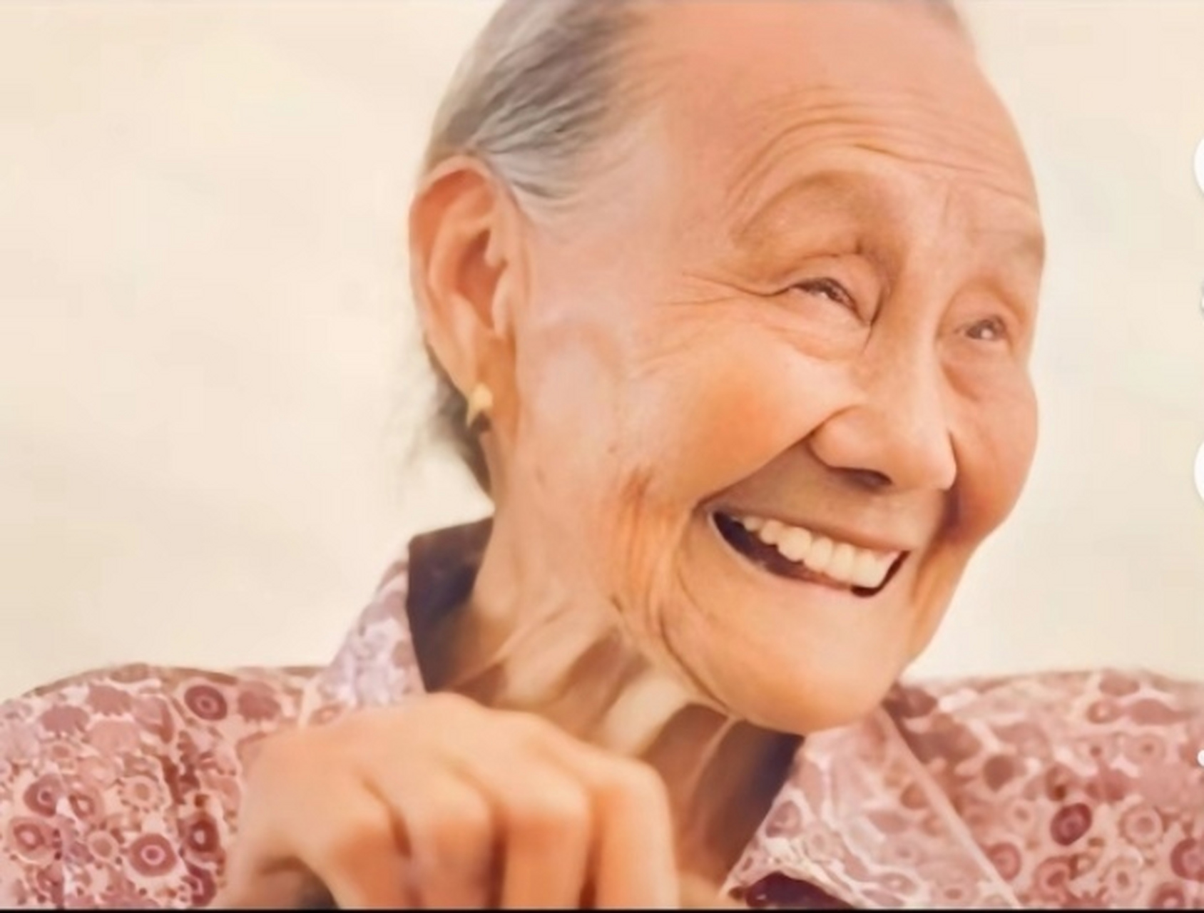 老奶奶笑的好真实,她的晚年生活应该是很幸福.