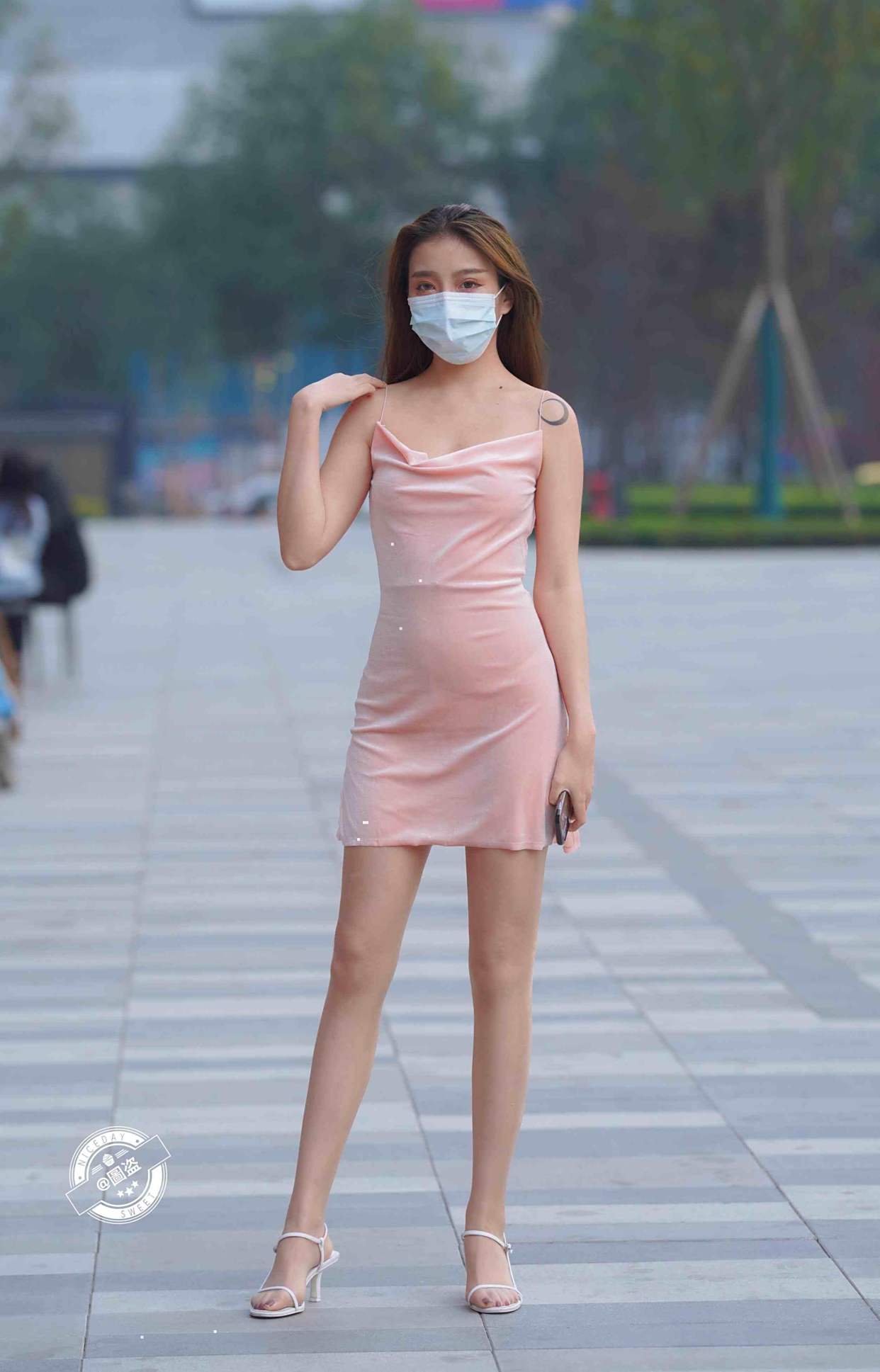 瘦中有"肉"的包臀裙美女,少不了休闲裤装的修饰,更显气质