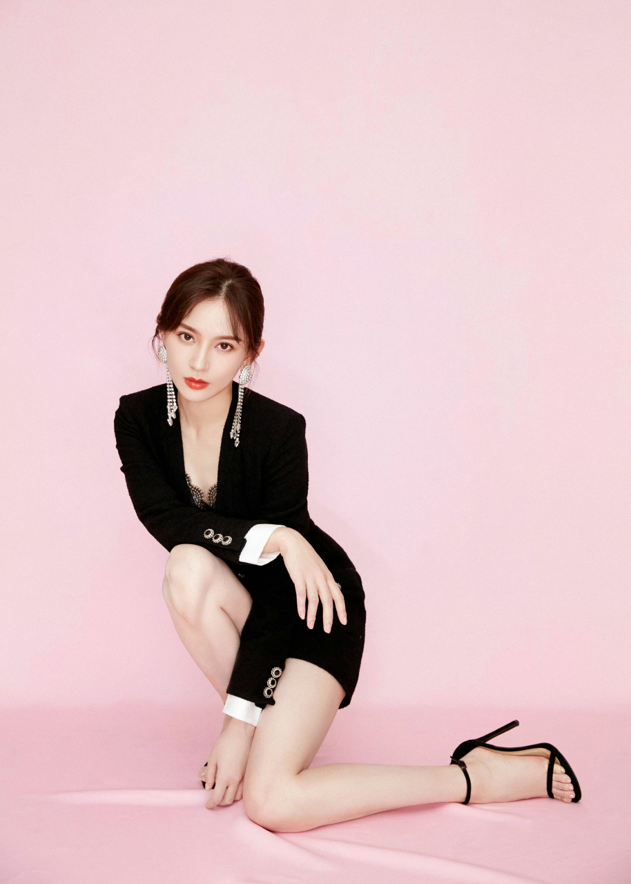 演员施诗展示美腿玉足,2018年,施诗参演电视剧《隐秘而伟大》,在剧中