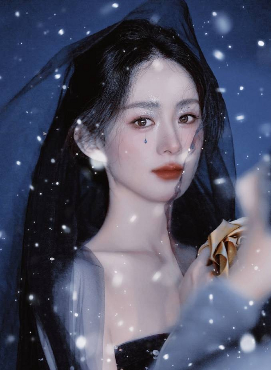 杨单镜头里的美神赵丽颖,有蓝色眼泪妆加羽毛眉妆,仙气满满~ 精灵女王