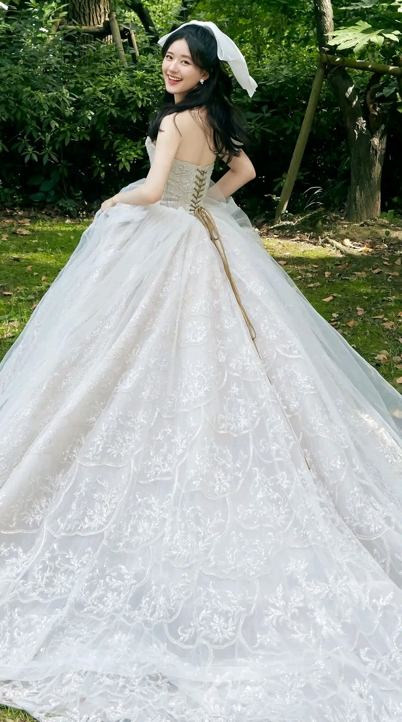 赵露思白色婚纱的造型真的好美呀越看越好看