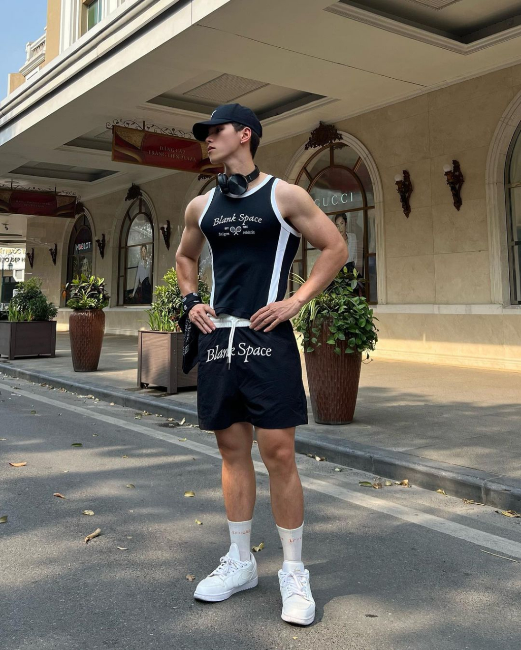 男模帅哥街拍,整个人看上去活力十足#体育生# #热门话题100万流量