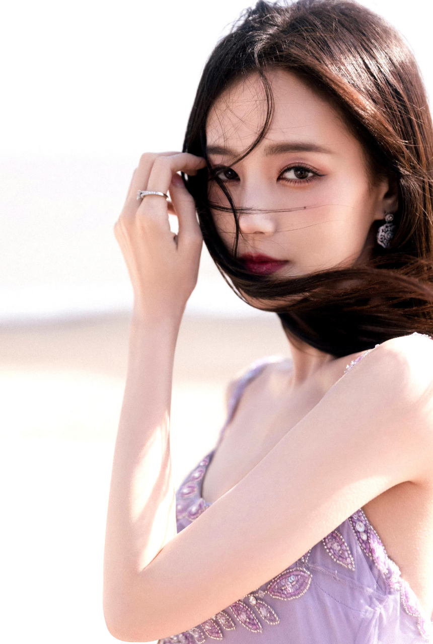 李一桐 676767[亲吻]肤白貌美大长腿,柳叶弯眉樱桃嘴[亲吻]