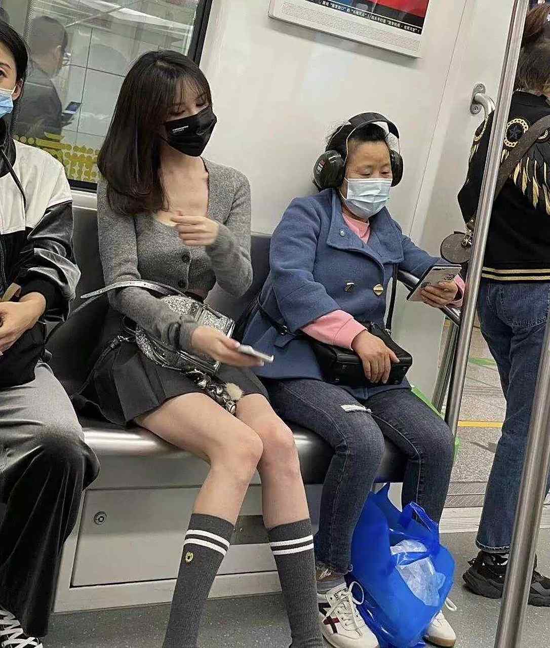 在地铁上,对面坐着一位蓝衣大妈,太潮了～ 虽然衣着普通,但是她带着