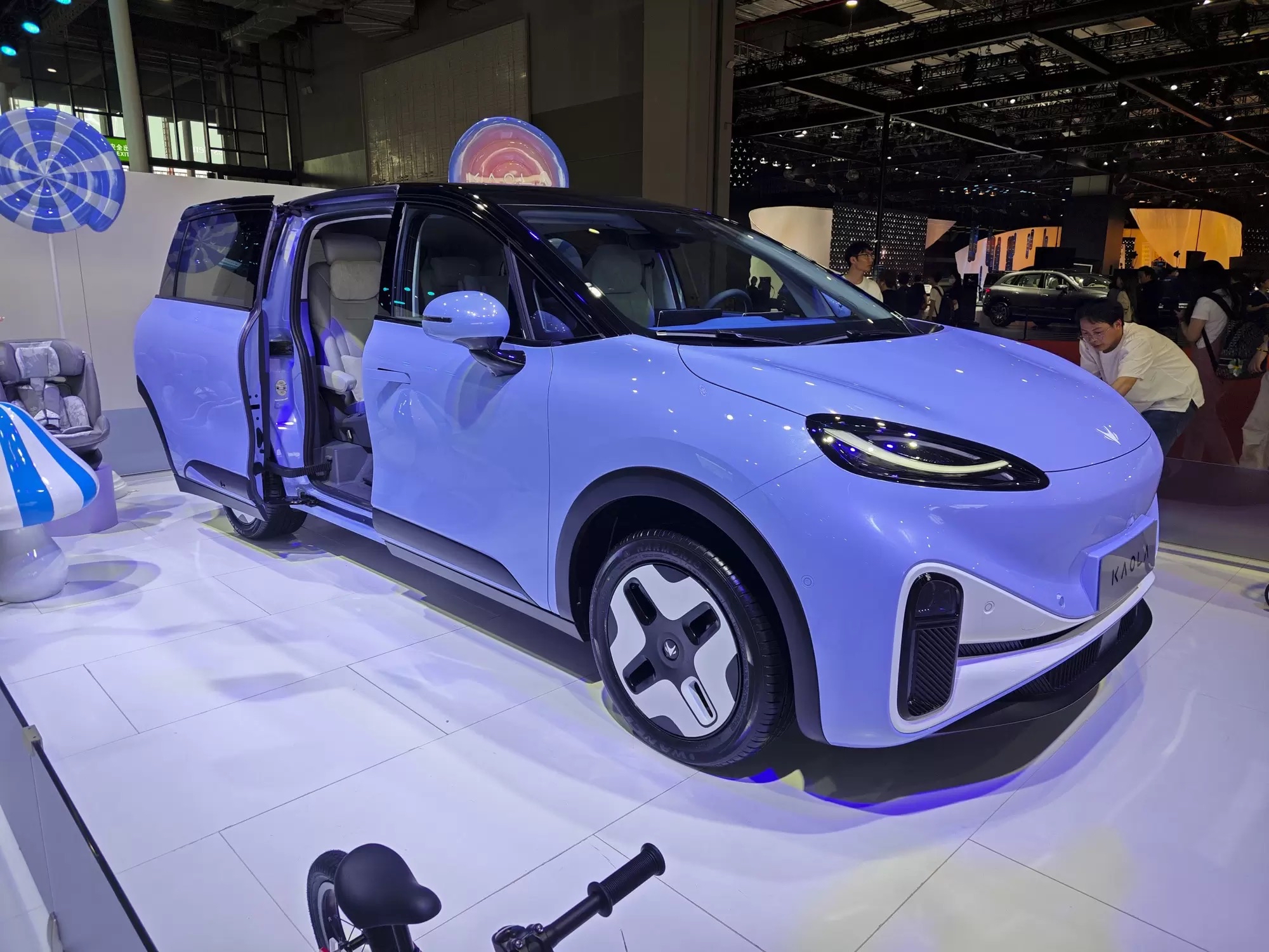 外观个性内饰配色可爱,极狐考拉首发亮相,定位spv智能亲子车型