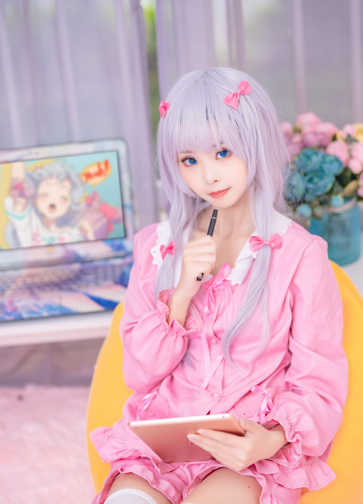 穿粉红色睡衣配"白丝"的和泉纱雾,每天不上学,喜欢宅家里画画