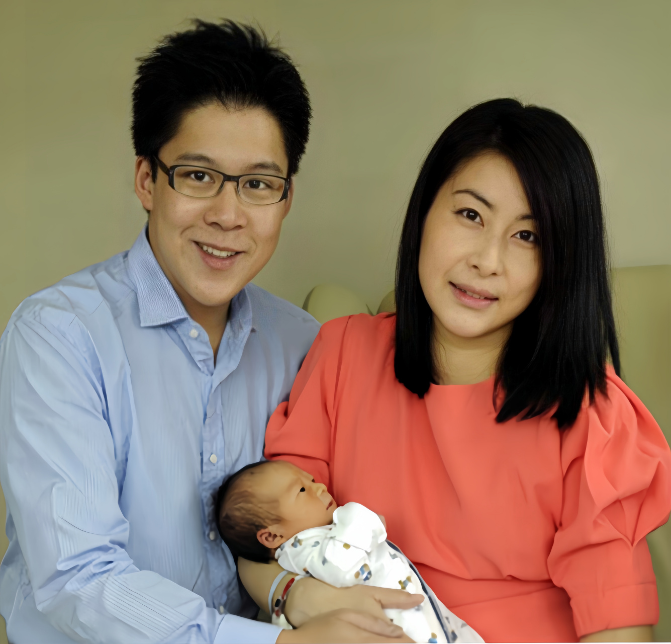 郭晶晶和丈夫霍启刚,抱着出生不久的儿子,脸上露出灿烂的微笑,满满的