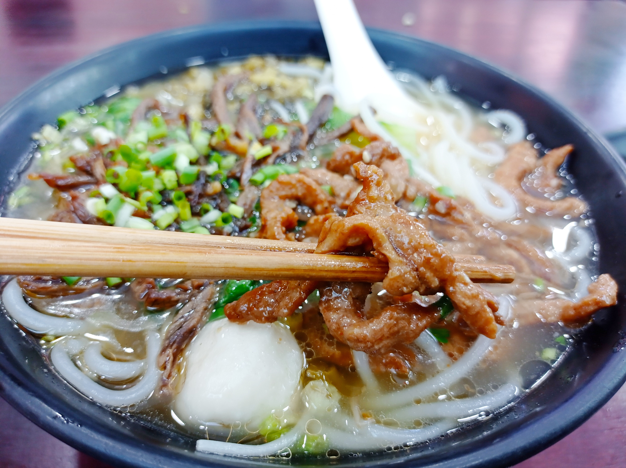 到龙岩吃清汤粉,商场里也有小美味,牛肉丝粉是特色!