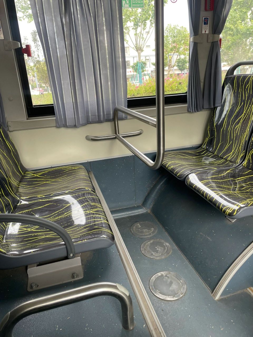 这是什么鬼才设计公交车,面对面能座?