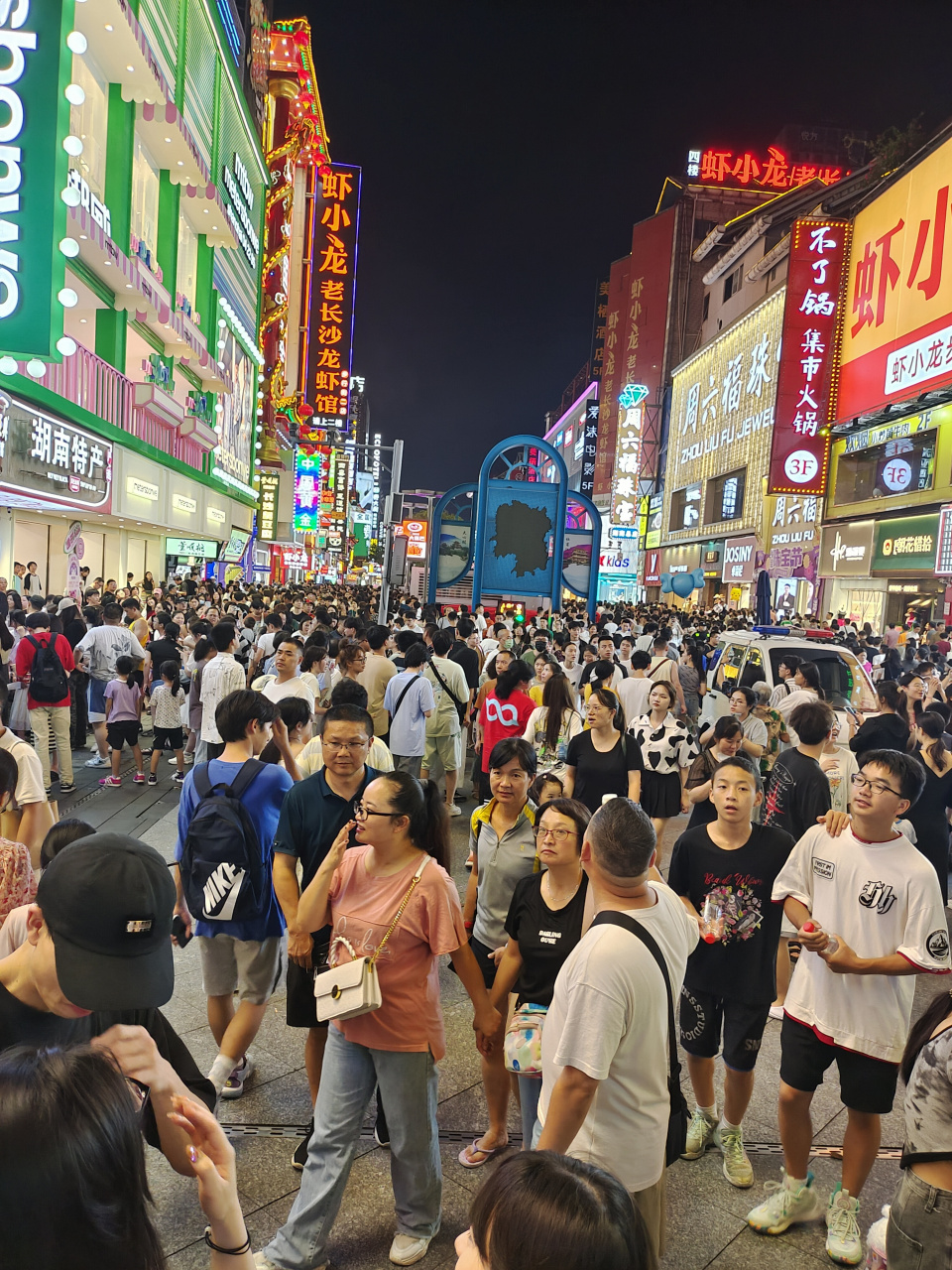 长沙,这座历史悠久的城市,以其热闹的街头,繁华的夜市和独特的夜间