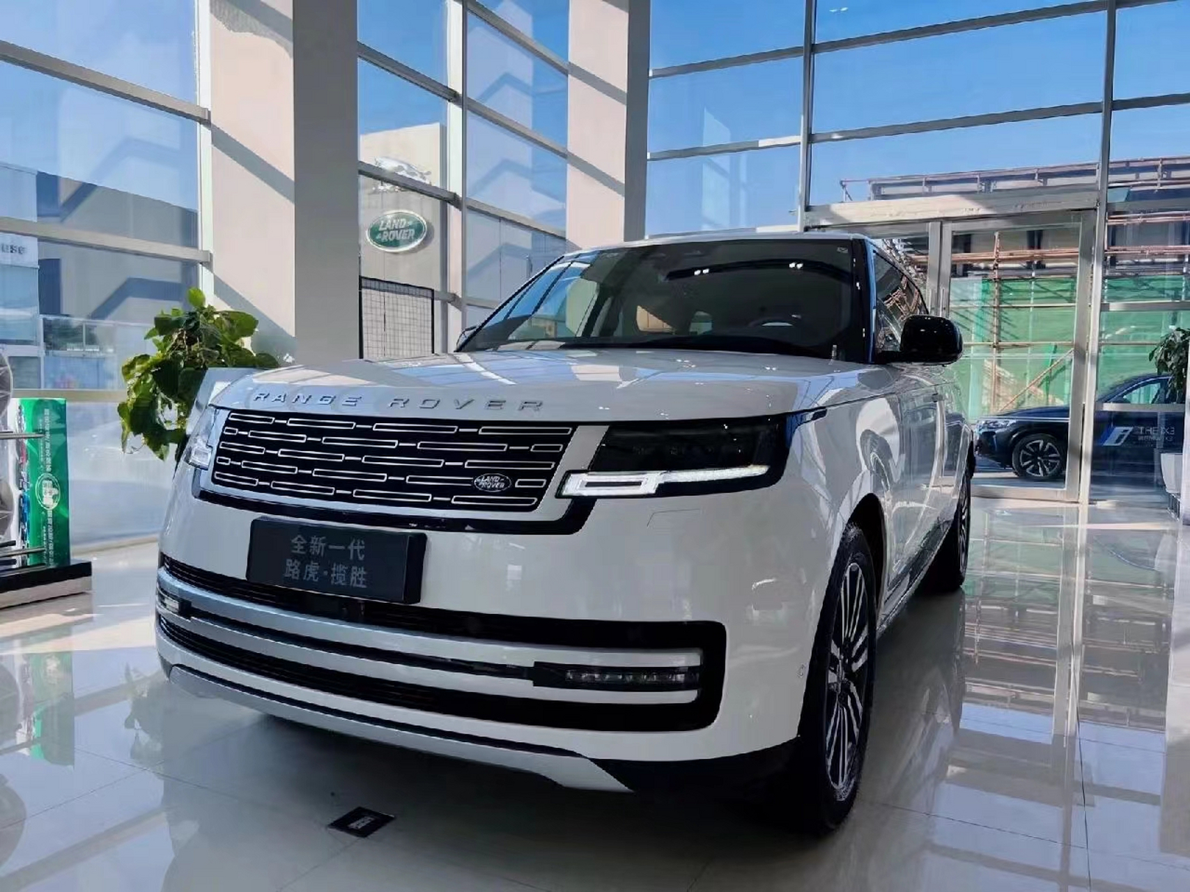 全新路虎揽胜行政盛世5座加长,白色外观琥珀内饰.指导价159.8万.