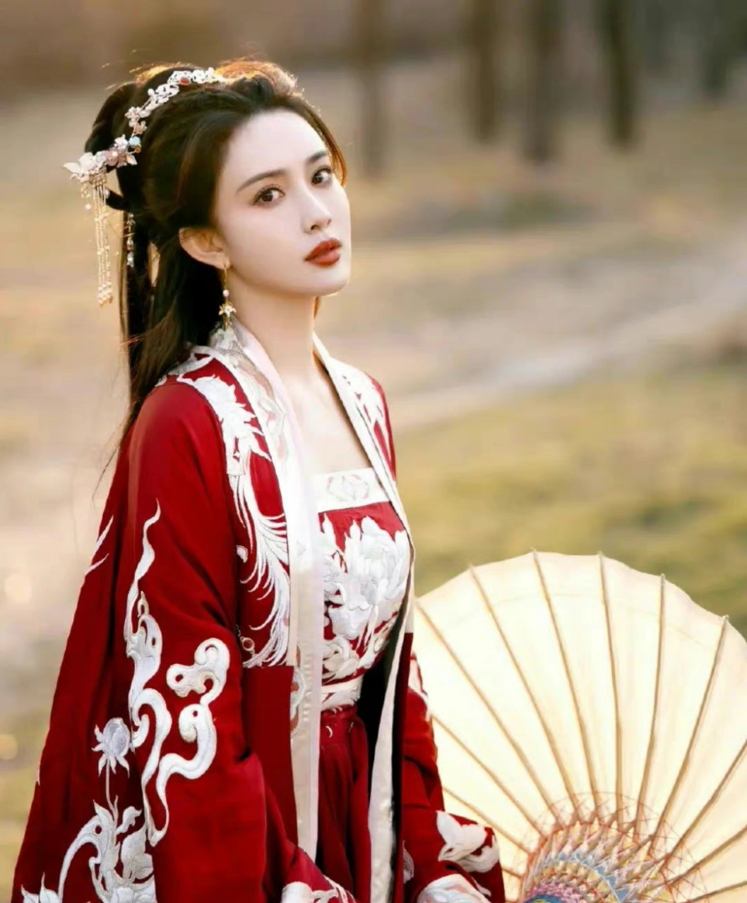 助我上热门# #孟子义# 一红色印花古装,清纯妩媚,甜美灵动,妩媚度人