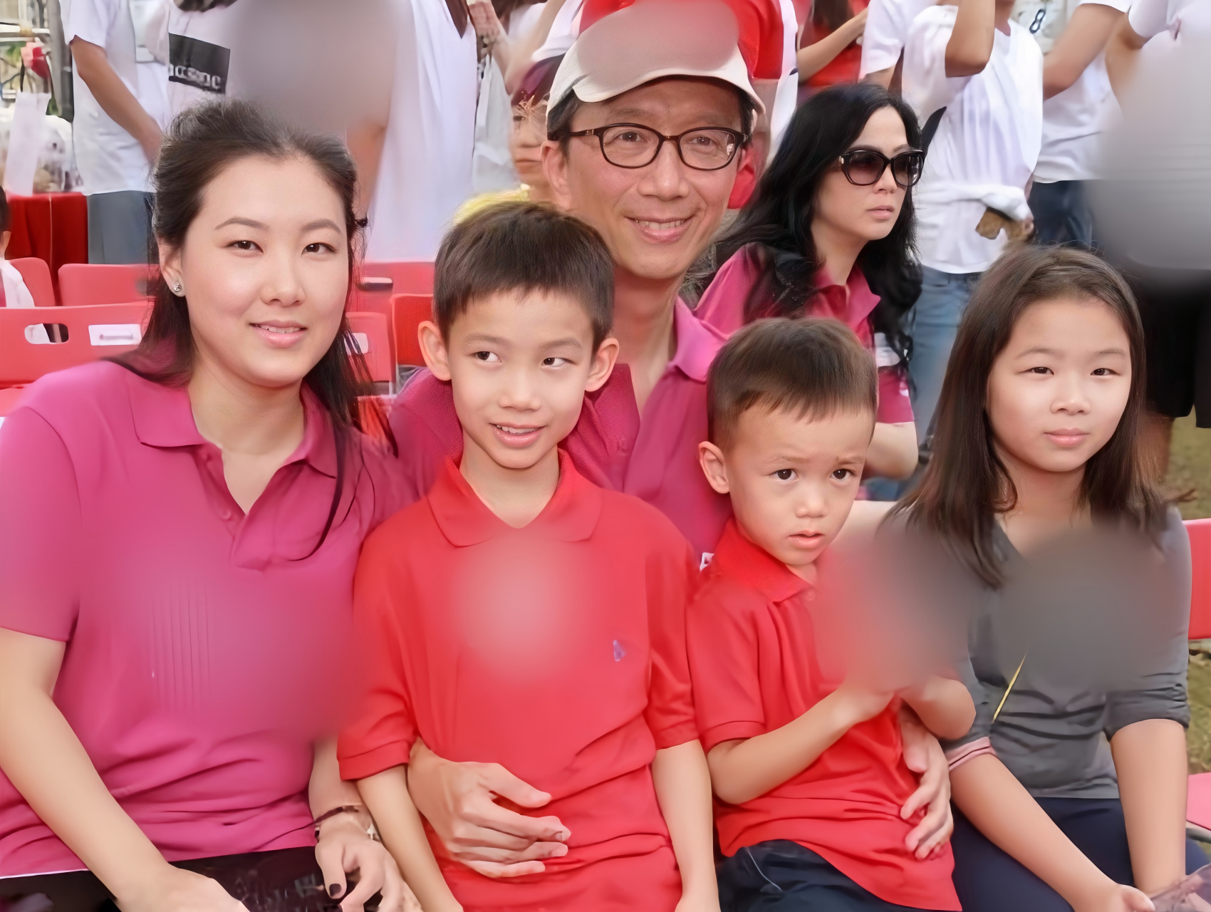 伏明霞和丈夫梁锦松,三个儿子:梁司渝,梁皓嘉,梁家玮,在一起留下一张