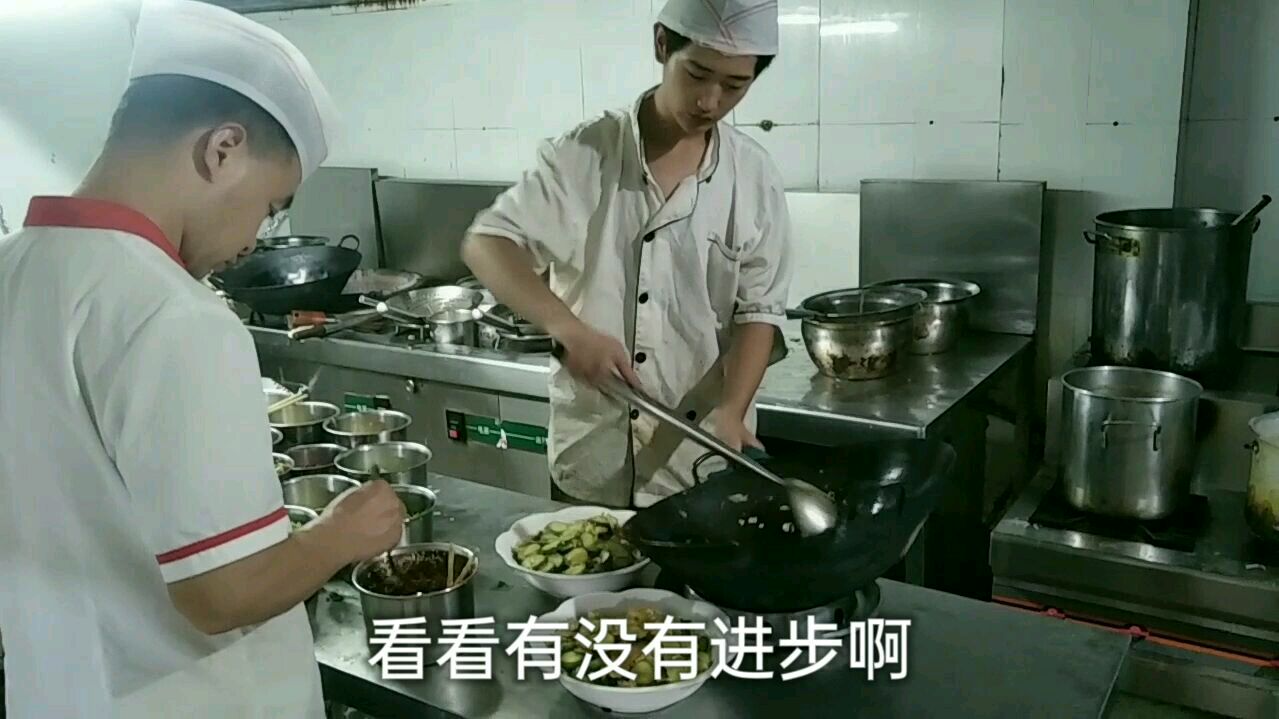 员工餐学徒做一道黄瓜粉皮炒鸡蛋,味道不错厨艺进步很大