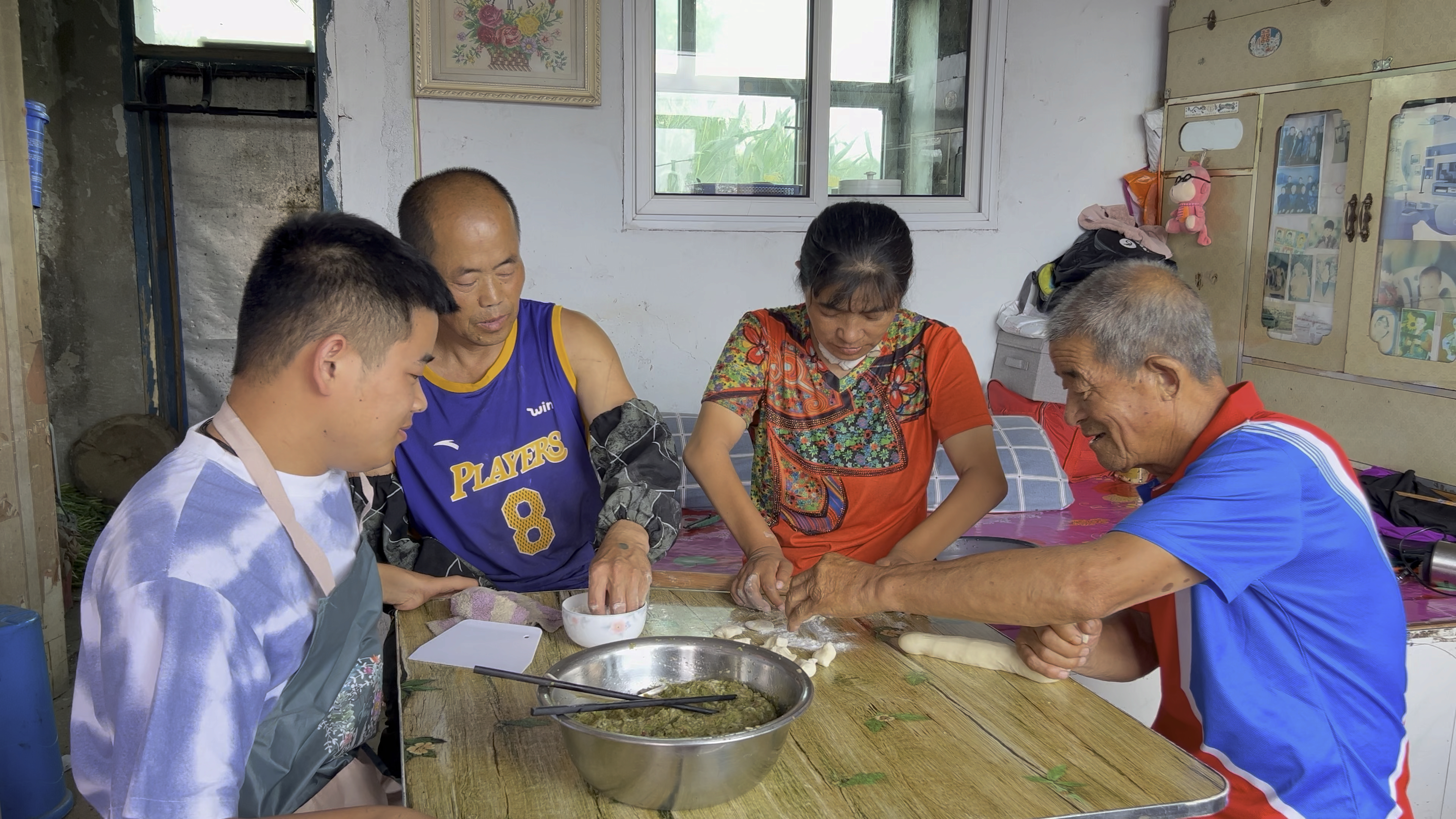 外面下雨不能干活,包饺子改善伙食,瘫痪老妈一个人杆饼三个人包
