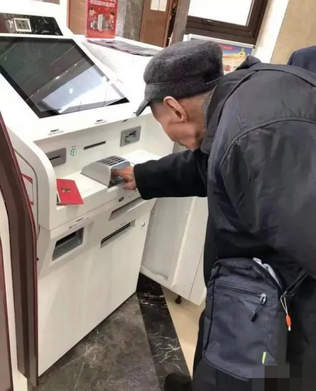 北京,一大爷拿着2万元现金到银行atm机上存钱,刚存1万就发现atm机吞了