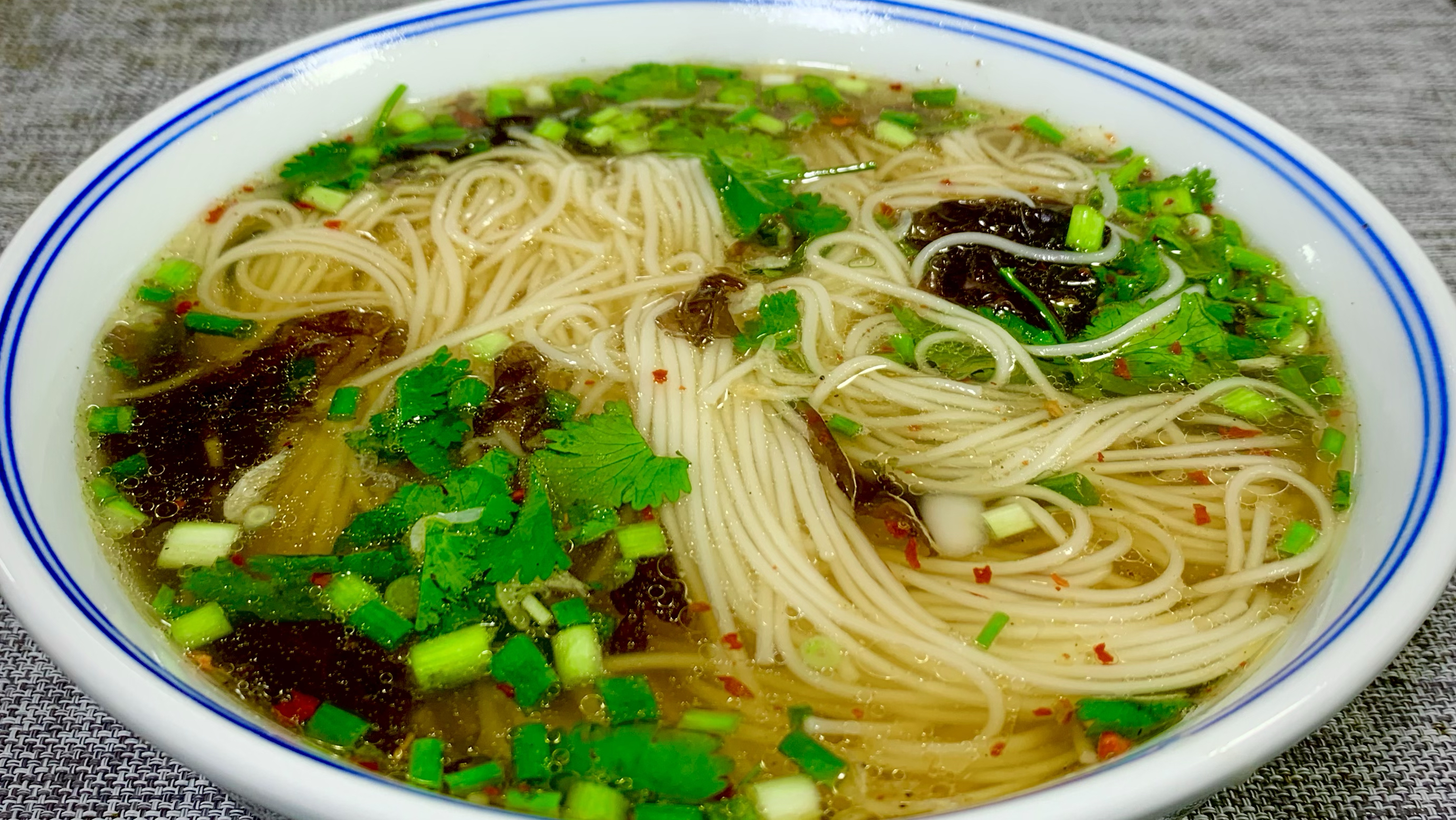 清汤面原来这么简单,2分钟就能轻松的掌握,大厨分享详细做法