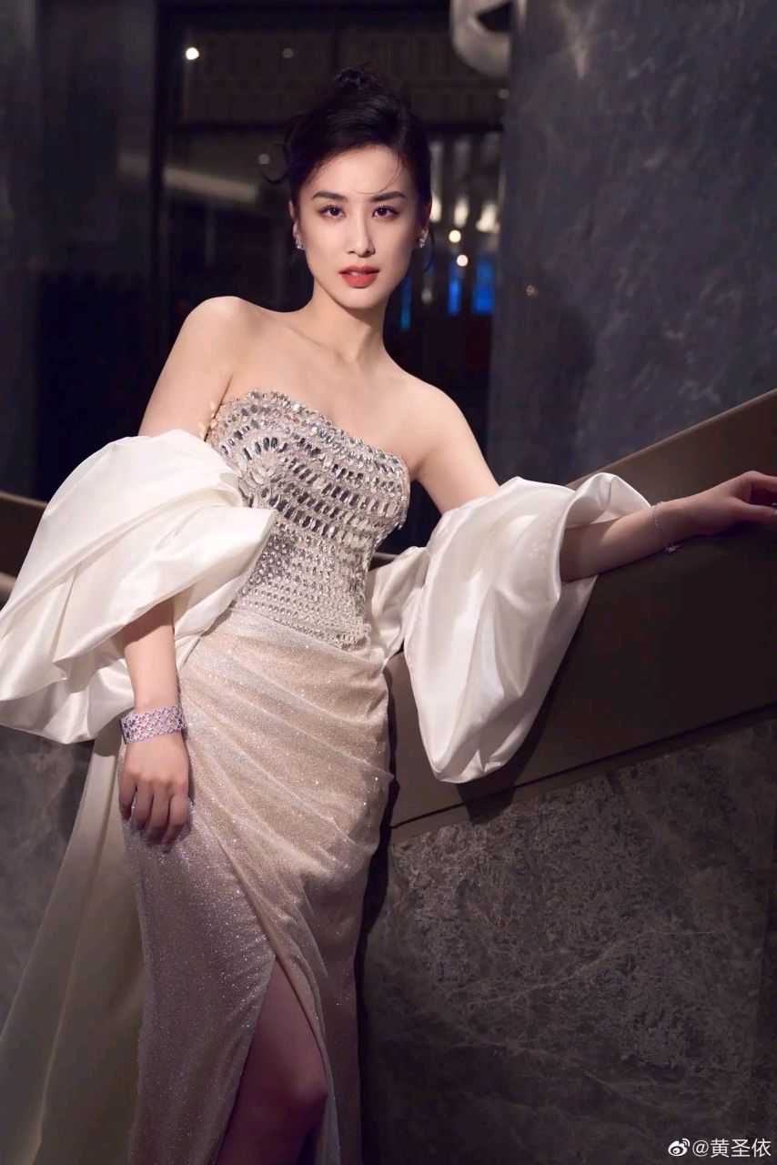 黄圣依,这一袭长裙,真的特别显气质,美若天仙,想不到女人到了这个年纪