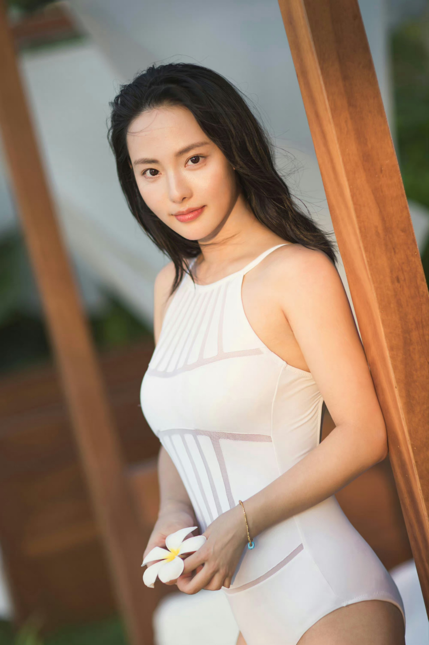 张嘉倪泳装,夏日可爱女友已上线. #美女# #每日娱乐播报