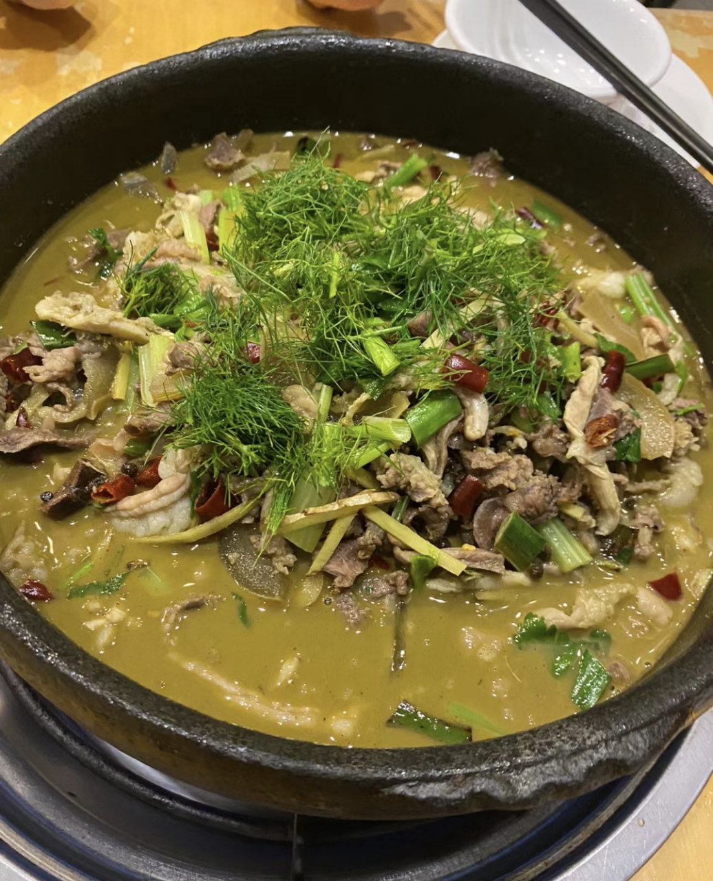 牛瘪火锅是近年来在火锅界迅速走红的新宠,它以鲜嫩多汁的牛瘪为主要