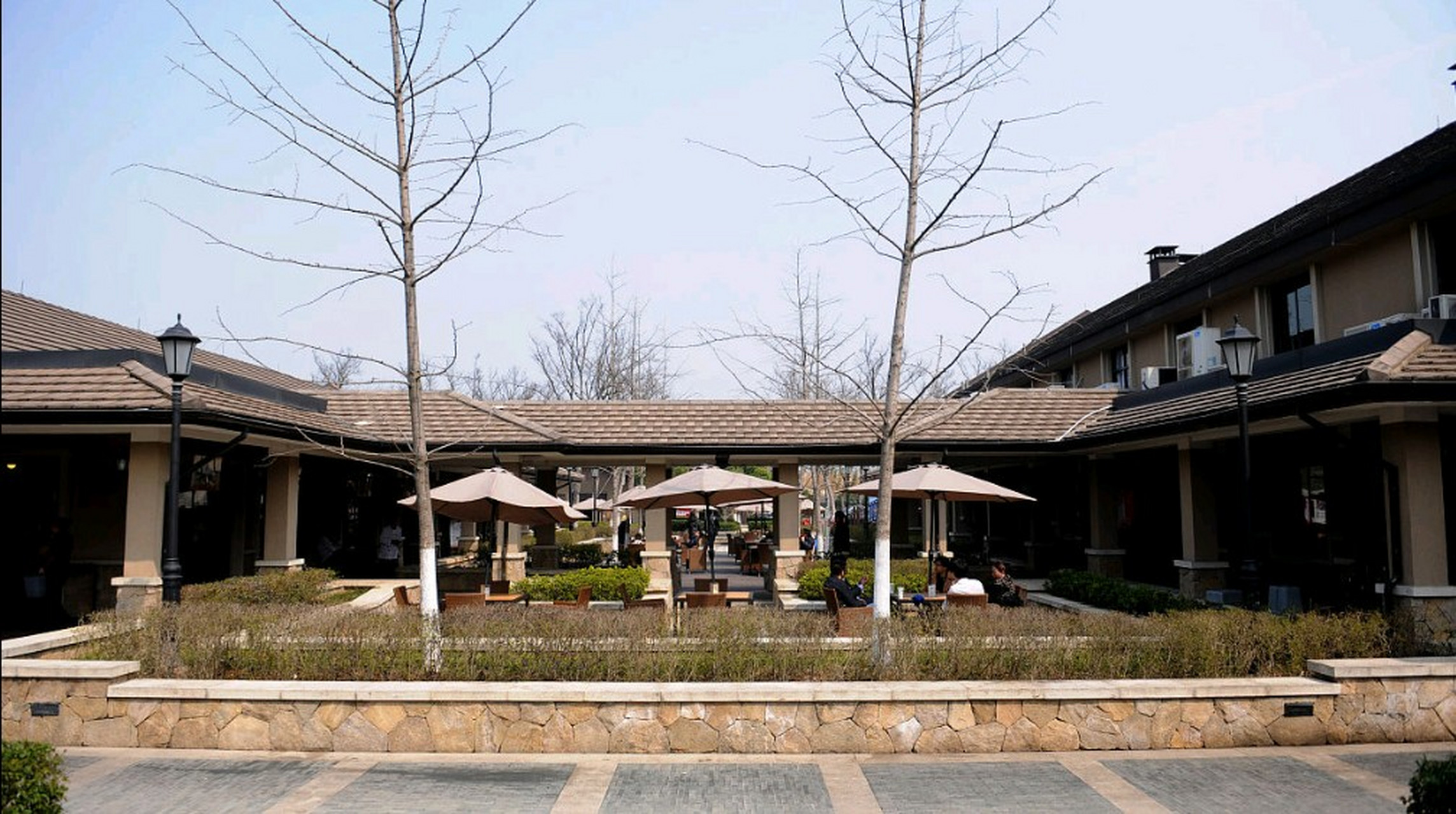 良渚文化村,位于中国浙江省杭州市余杭区良渚街道,是一个集自然生态