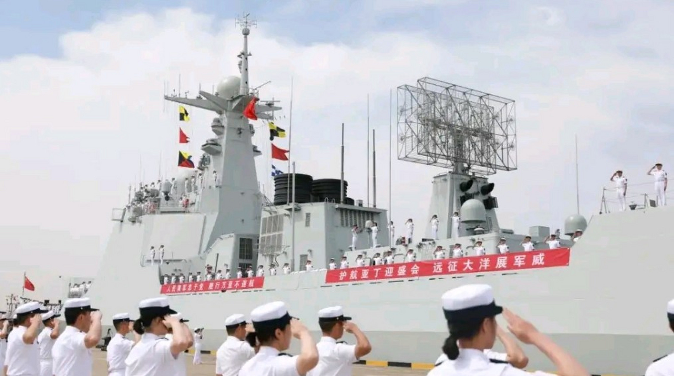 052dl驱逐舰132"苏州舰"的米波雷达(大号苍蝇拍)特写,目前该舰已经