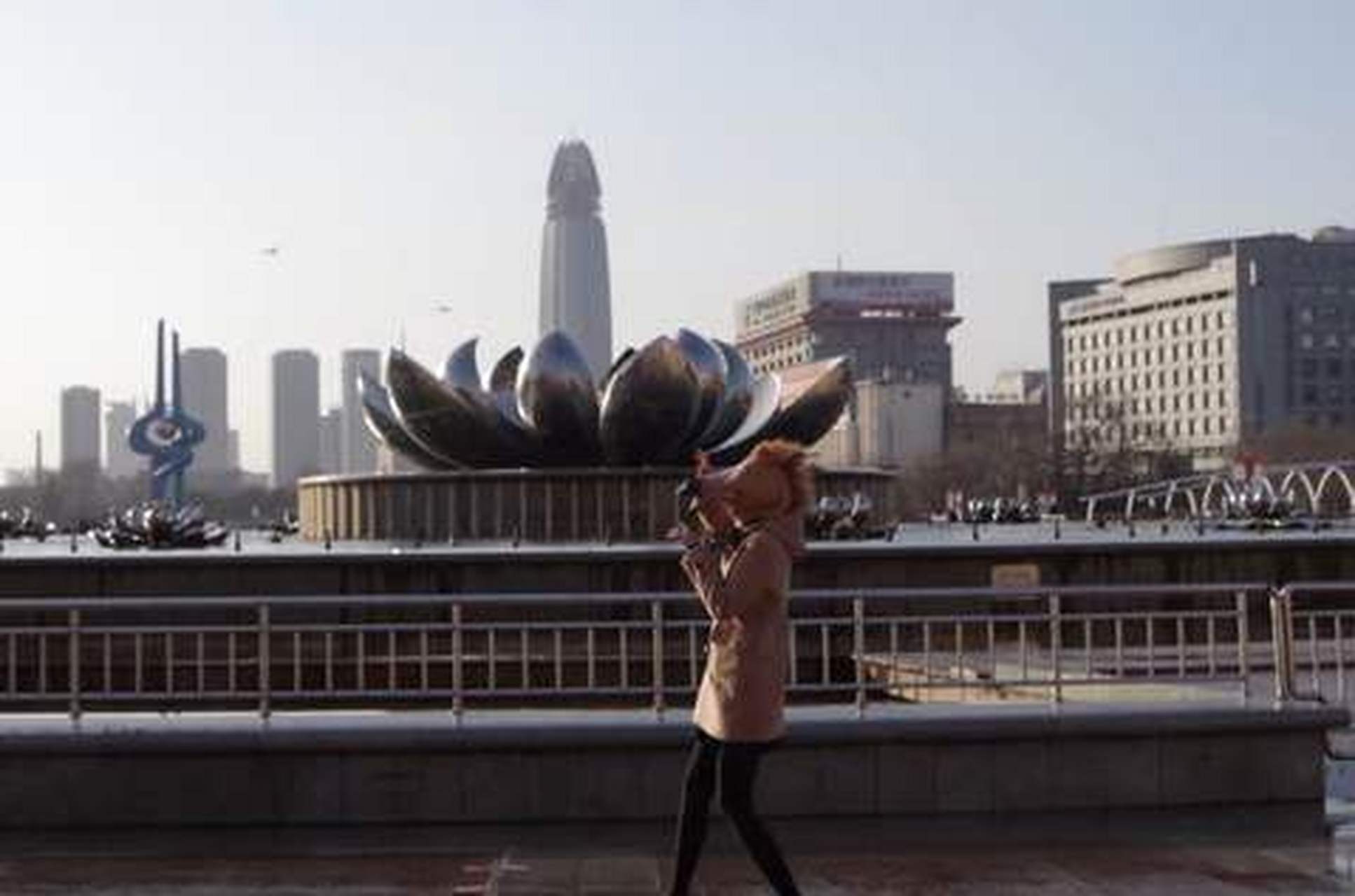 泉城之根——外地人叫它"雄起楼",民间叫"屌炸天",学名:绿地中心