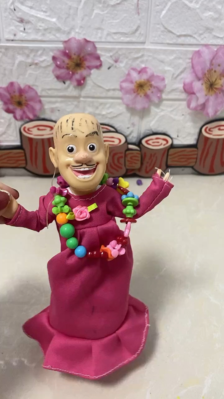 光头强穿裙子被嘲笑了