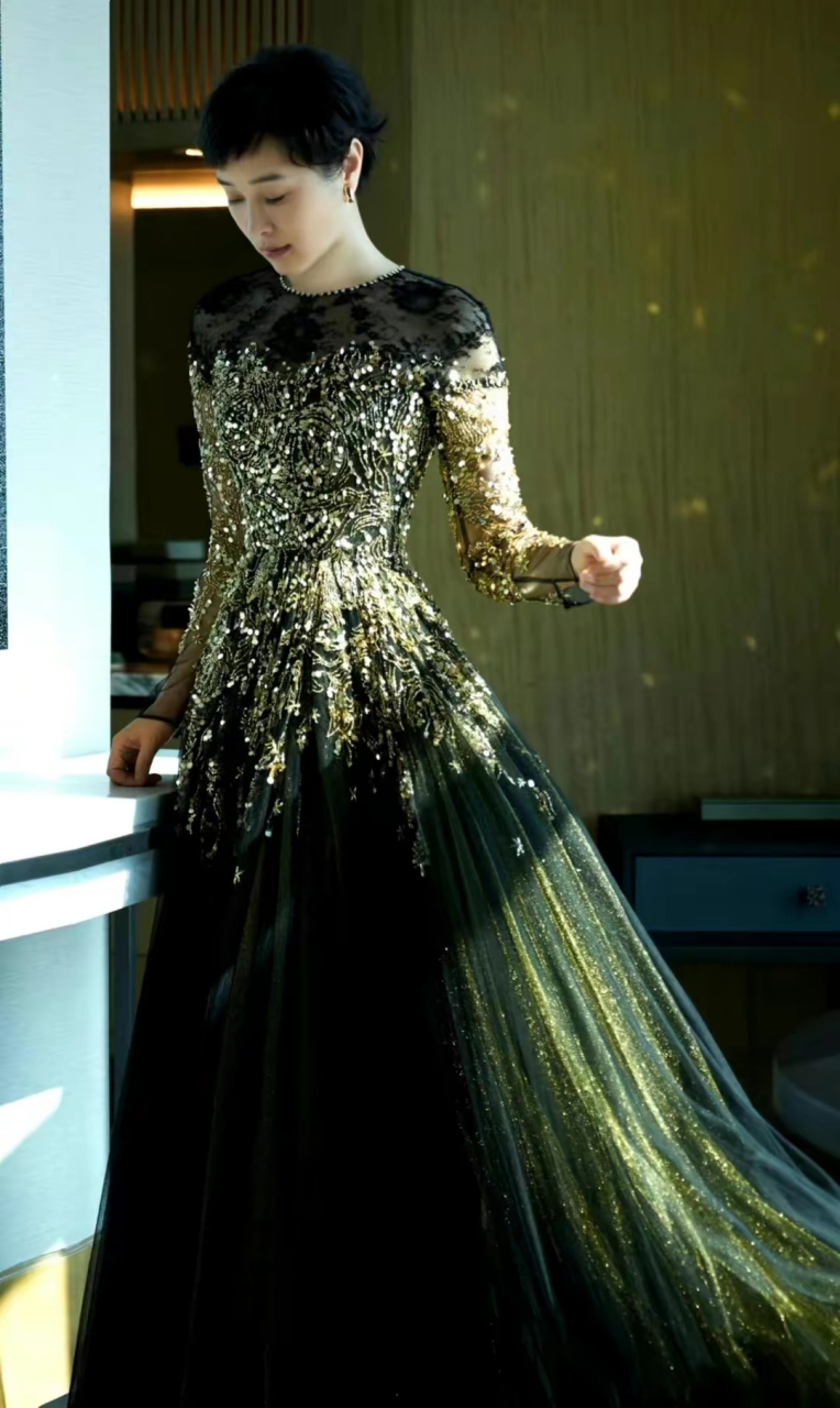 吴越这件礼服好漂亮,造型端庄又优雅,身上没有一丝赘肉!
