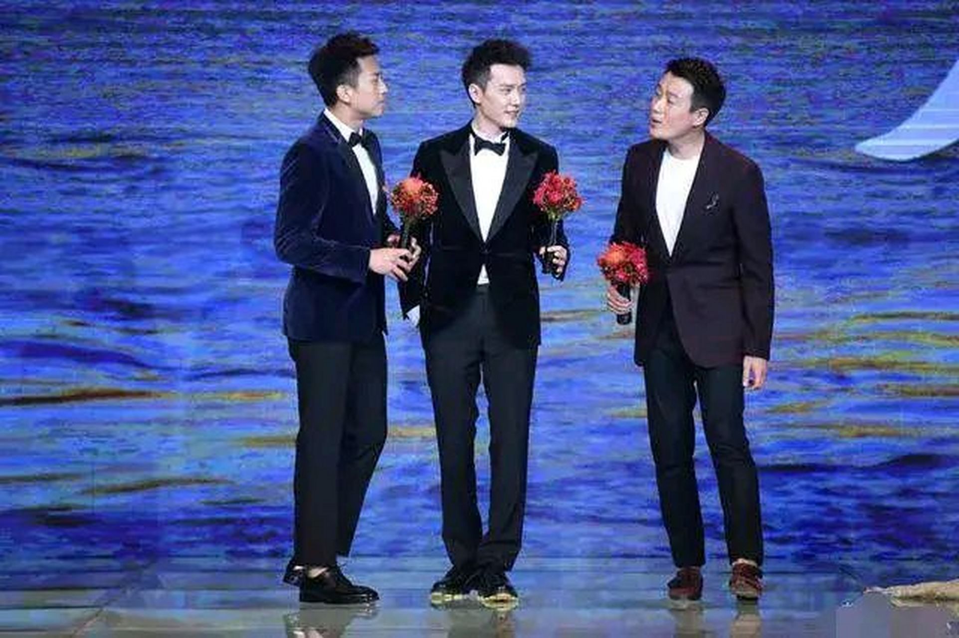 邓超,冯绍峰和佟大为同台,这魔鬼的步伐,销魂的表情,一个个好妖娆啊!