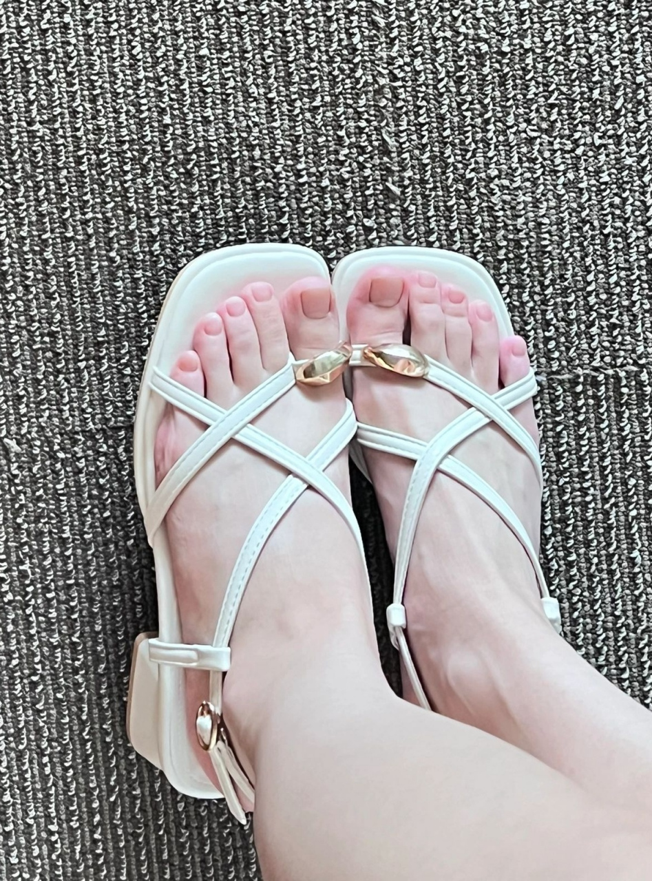 脚趾头被夹了呜呜[委屈] #最美脚丫# #美脚